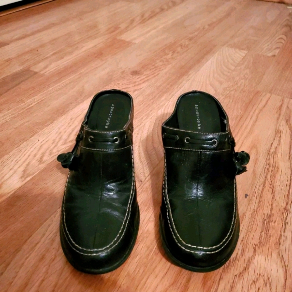 Apostrophe Black Leather Slip-ons Size 6